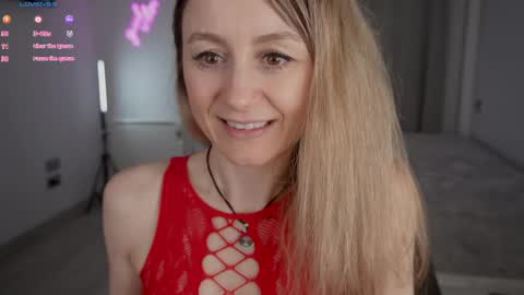 Snapshot of milanacamgirl chatting on 05/04/26, 05:42 Milana online show from 05/04/26, 05:42
