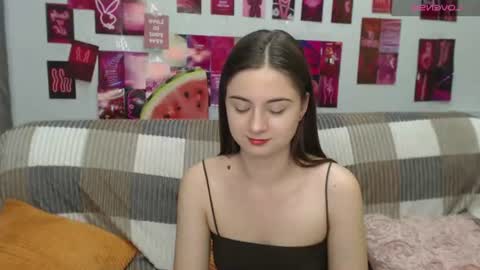 Snapshot of milanaroz chatting on 07/19/26, 04:44 milanaroz online show from 07/19/26, 04:44