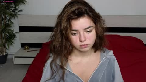 Snapshot of milania_hot_foxy chatting on 12/06/24, 08:15 Mila online show from 12/06/24, 08:15