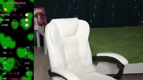 Snapshot of milania_hot_foxy chatting on 02/20/25, 05:07 Mila online show from 02/20/25, 05:07