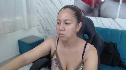 Snapshot of milf_loven chatting on 03/05/25, 07:27 Milf Loven online show from 03/05/25, 07:27