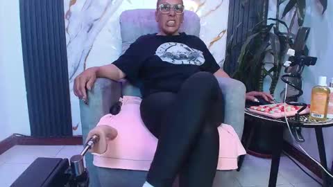 Snapshot of milf_sikiu chatting on 04/23/26, 01:29 milf sikiu online show from 04/23/26, 01:29