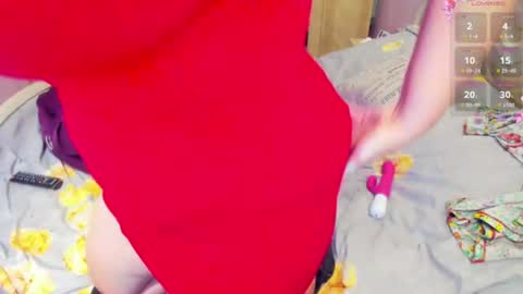 Snapshot of milfdomina6 chatting on 07/12/26, 05:42 HoneyBee2026 online show from 07/12/26, 05:42