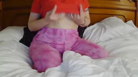 Snapshot of milfytitts chatting on 10/28/25, 03:14 MilfyTitts online show from 10/28/25, 03:14