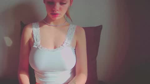 Snapshot of milia21 chatting on 10/26/25, 06:30 milia21 online show from 10/26/25, 06:30