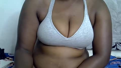 Snapshot of milk_titz chatting on 02/07/25, 04:48 kinwity online show from 02/07/25, 04:48