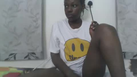 Snapshot of milk_titz chatting on 02/19/25, 05:38 kinwity online show from 02/19/25, 05:38