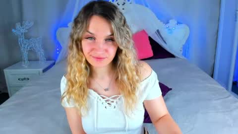 Snapshot of milkablond chatting on 03/16/26, 05:44 milkablond online show from 03/16/26, 05:44