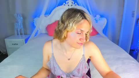 Snapshot of milkablond chatting on 05/19/26, 01:56 milkablond online show from 05/19/26, 01:56