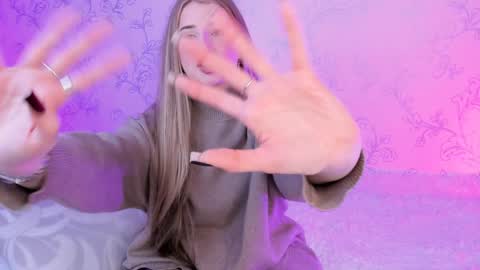 Snapshot of milky_waybaby chatting on 12/18/24, 11:34 Vivian online show from 12/18/24, 11:34