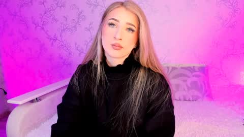 Snapshot of milky_waybaby chatting on 12/24/24, 05:27 Vivian online show from 12/24/24, 05:27