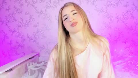 Snapshot of milky_waybaby chatting on 01/14/25, 08:41 Vivian online show from 01/14/25, 08:41