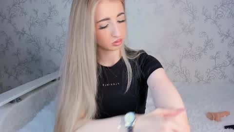 Snapshot of milky_waybaby chatting on 01/23/25, 08:36 Vivian online show from 01/23/25, 08:36