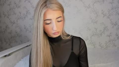 Snapshot of milky_waybaby chatting on 01/26/25, 08:25 Vivian online show from 01/26/25, 08:25