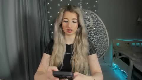 Snapshot of milky_waybaby chatting on 10/18/25, 09:32 Vivian online show from 10/18/25, 09:32