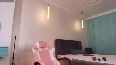 millaa_bella online show from 04/28/26, 10:09