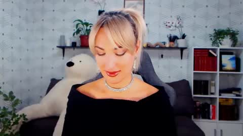 Snapshot of millaxqueen chatting on 10/11/25, 12:47 MillaXQueen online show from 10/11/25, 12:47