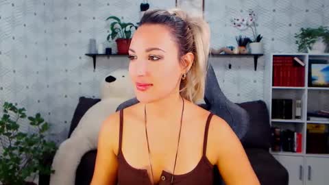 Snapshot of millaxqueen chatting on 10/24/25, 04:25 MillaXQueen online show from 10/24/25, 04:25