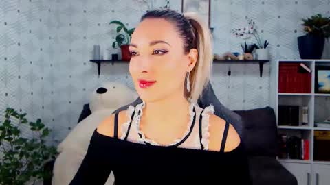 Snapshot of millaxqueen chatting on 11/14/25, 10:36 MillaXQueen online show from 11/14/25, 10:36