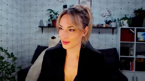 Snapshot of millaxqueen chatting on 11/30/25, 02:43 MillaXQueen online show from 11/30/25, 02:43