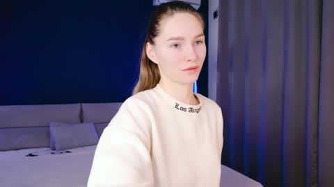 Snapshot of millianni chatting on 11/16/25, 07:58 Mila online show from 11/16/25, 07:58