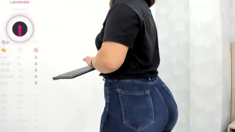 Snapshot of milu_gomez chatting on 12/03/24, 07:33 Milu Gomez online show from 12/03/24, 07:33