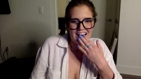 Snapshot of mindymounds chatting on 05/19/26, 01:56 Mindy online show from 05/19/26, 01:56
