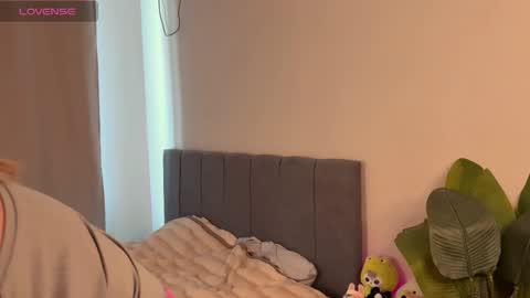 Snapshot of minicleo chatting on 09/21/25, 10:17 Cleo online show from 09/21/25, 10:17