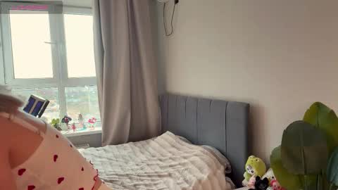 Snapshot of minicleo chatting on 09/25/25, 01:04 Cleo online show from 09/25/25, 01:04