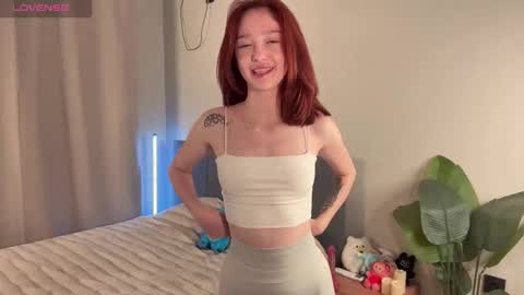 Snapshot of minicleo chatting on 10/19/25, 02:18 Cleo online show from 10/19/25, 02:18