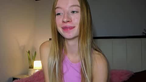 Snapshot of minidiva_ chatting on 10/17/25, 08:55 Amelia online show from 10/17/25, 08:55