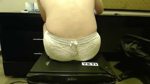 Snapshot of minime1920 chatting on 10/21/25, 02:23 minime1920 online show from 10/21/25, 02:23