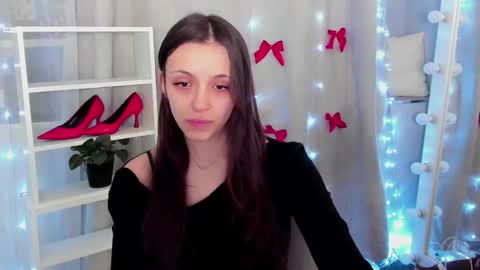 Snapshot of mipsymipson chatting on 01/05/25, 10:32 NEXT STREAM NOVEMBER  27282930 online show from 01/05/25, 10:32