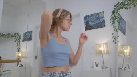 Snapshot of mira_marni chatting on 11/13/25, 10:58 mira_marni online show from 11/13/25, 10:58