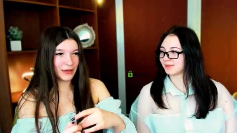 Snapshot of mira_vibe chatting on 03/13/26, 06:42 Mira online show from 03/13/26, 06:42