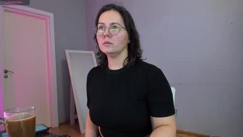 Snapshot of miradiaz chatting on 02/25/25, 12:24 Meera online show from 02/25/25, 12:24