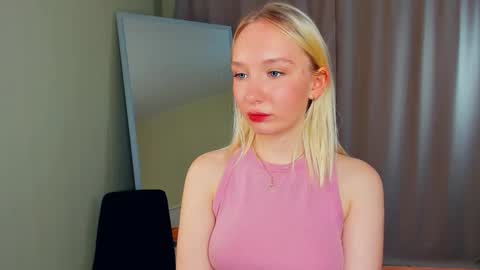 Snapshot of mirtachebret chatting on 11/01/25, 06:04 Lucy online show from 11/01/25, 06:04