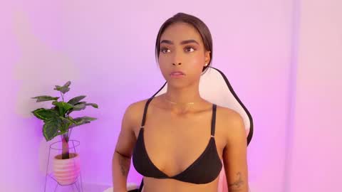 Snapshot of mis_nicole chatting on 11/16/25, 04:07 Andrea Thanks guys for the support online show from 11/16/25, 04:07