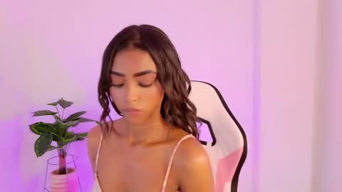 Snapshot of mis_nicole chatting on 11/17/25, 03:23 Andrea Thanks guys for the support online show from 11/17/25, 03:23