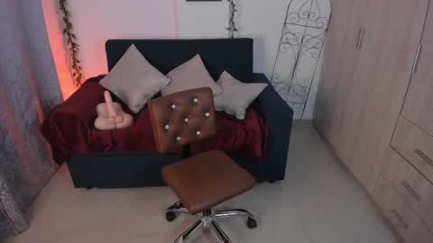 Snapshot of mishelkrave_ chatting on 10/10/25, 12:20 KRAVE  online show from 10/10/25, 12:20