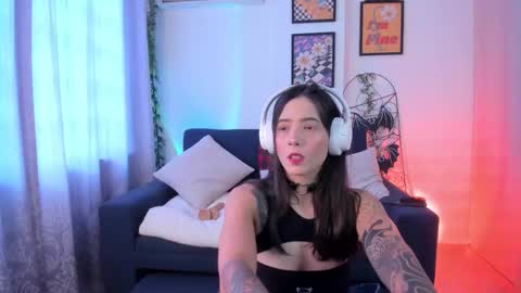 Snapshot of mishelkrave_ chatting on 02/02/26, 06:17 KRAVE online show from 02/02/26, 06:17