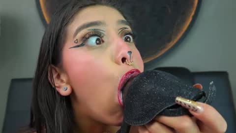 Snapshot of miss___sabrina chatting on 12/16/25, 06:24 Sabrina online show from 12/16/25, 06:24