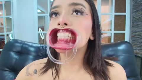 Snapshot of miss___sabrina chatting on 12/22/25, 06:16 Sabrina online show from 12/22/25, 06:16