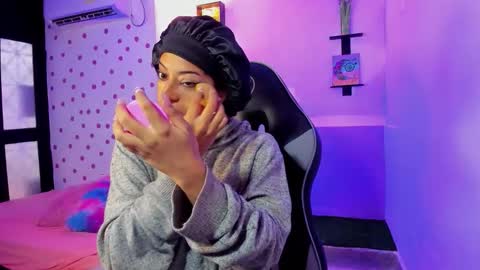 Akemi 3 online show from 09/18/25, 01:02