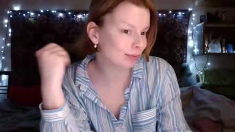 Snapshot of miss_elistia_ chatting on 02/10/25, 03:21 Elis online show from 02/10/25, 03:21