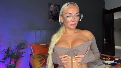 Snapshot of miss_jessica_x chatting on 06/19/26, 06:34 Jess online show from 06/19/26, 06:34