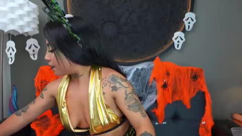 Vaiolette online show from 10/31/25, 11:11