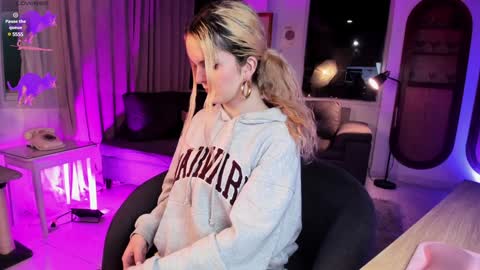 Chloe freelance model Please your thumbs up are important  online show from 01/03/25, 11:55