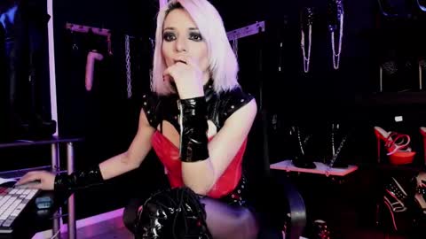 Snapshot of missdarklady chatting on 10/17/25, 12:01 Missdarklady online show from 10/17/25, 12:01