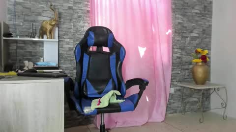 Snapshot of missdeborah20 chatting on 11/12/25, 02:39 missdeborah20 online show from 11/12/25, 02:39